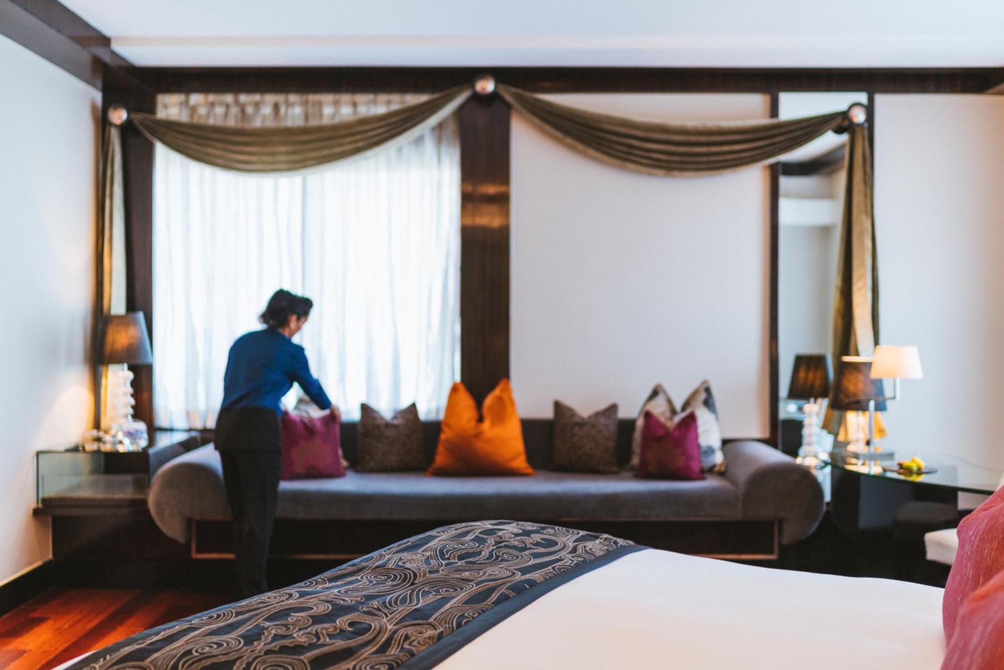Sofitel Mumbai Bkc Hotel Luaran gambar A hotel housekeeper making a bed