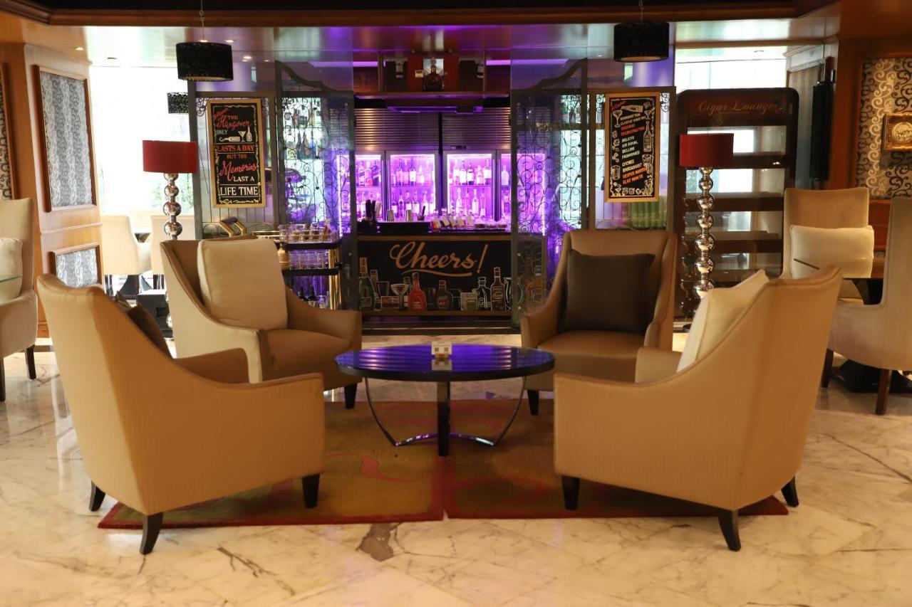 Sofitel Mumbai Bkc Hotel Luaran gambar The lounge at the airport