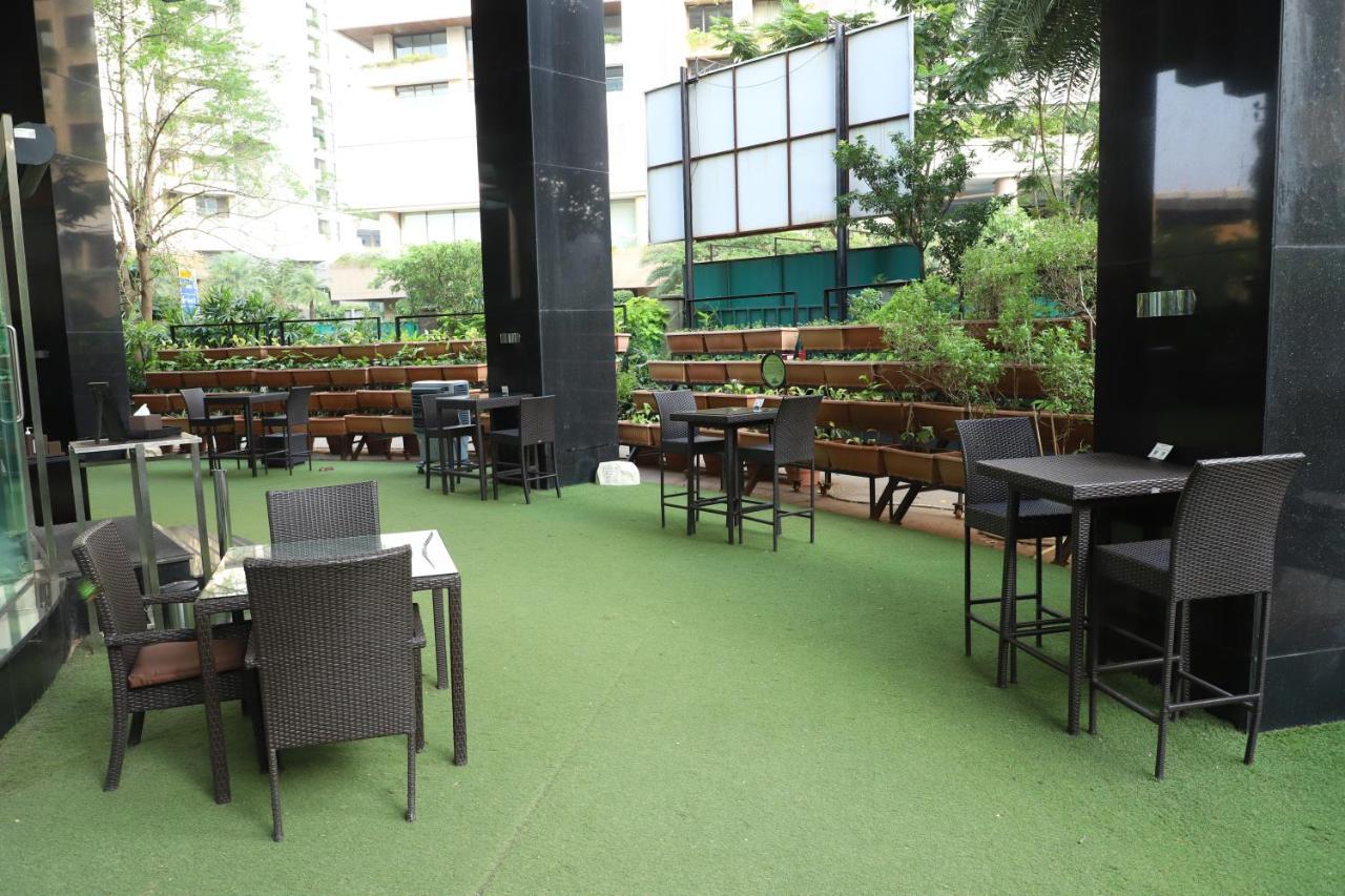 Sofitel Mumbai Bkc Hotel Luaran gambar Artificial grass in a restaurant