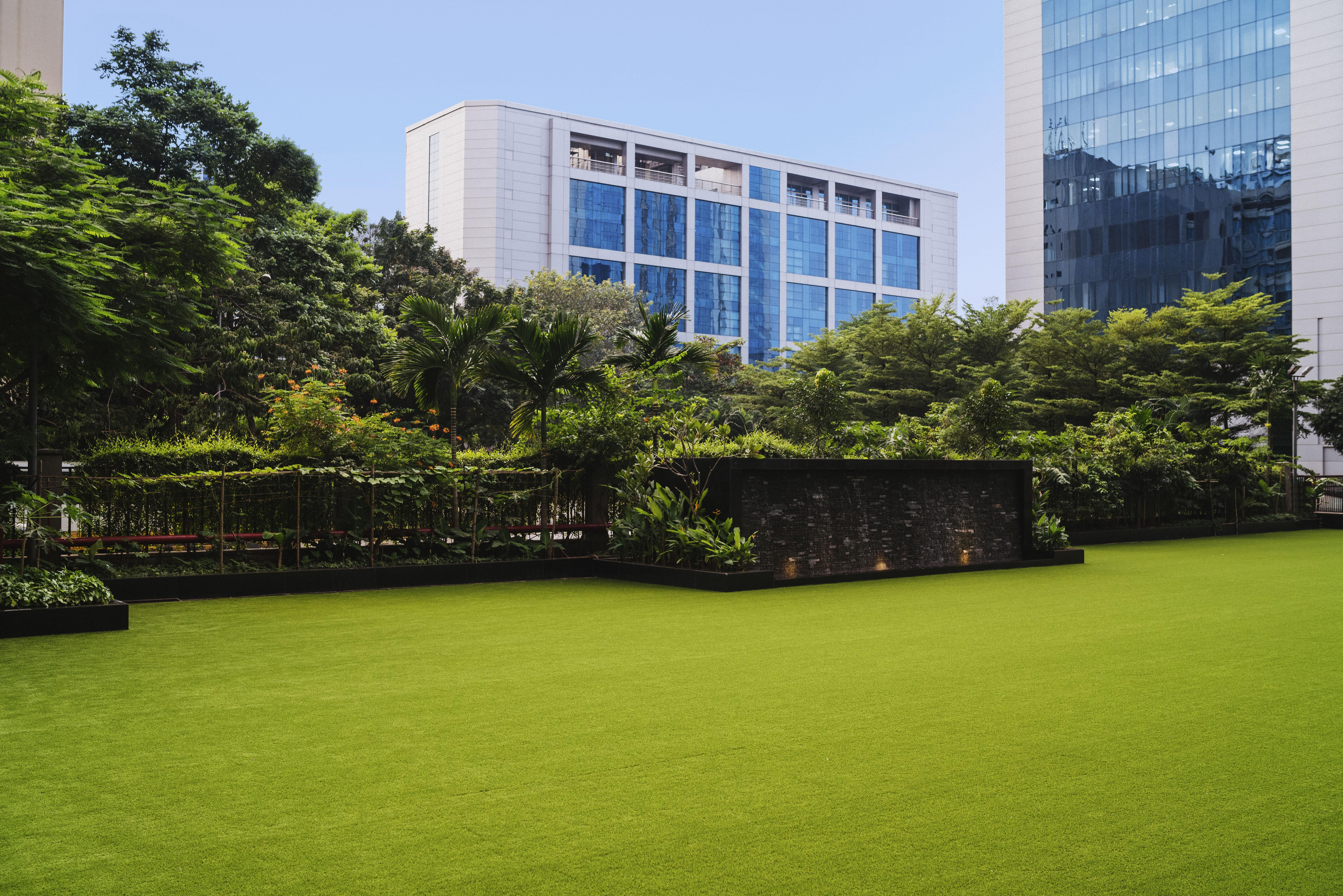 Sofitel Mumbai Bkc Hotel Luaran gambar The lawn at the Taj Mahal Palace