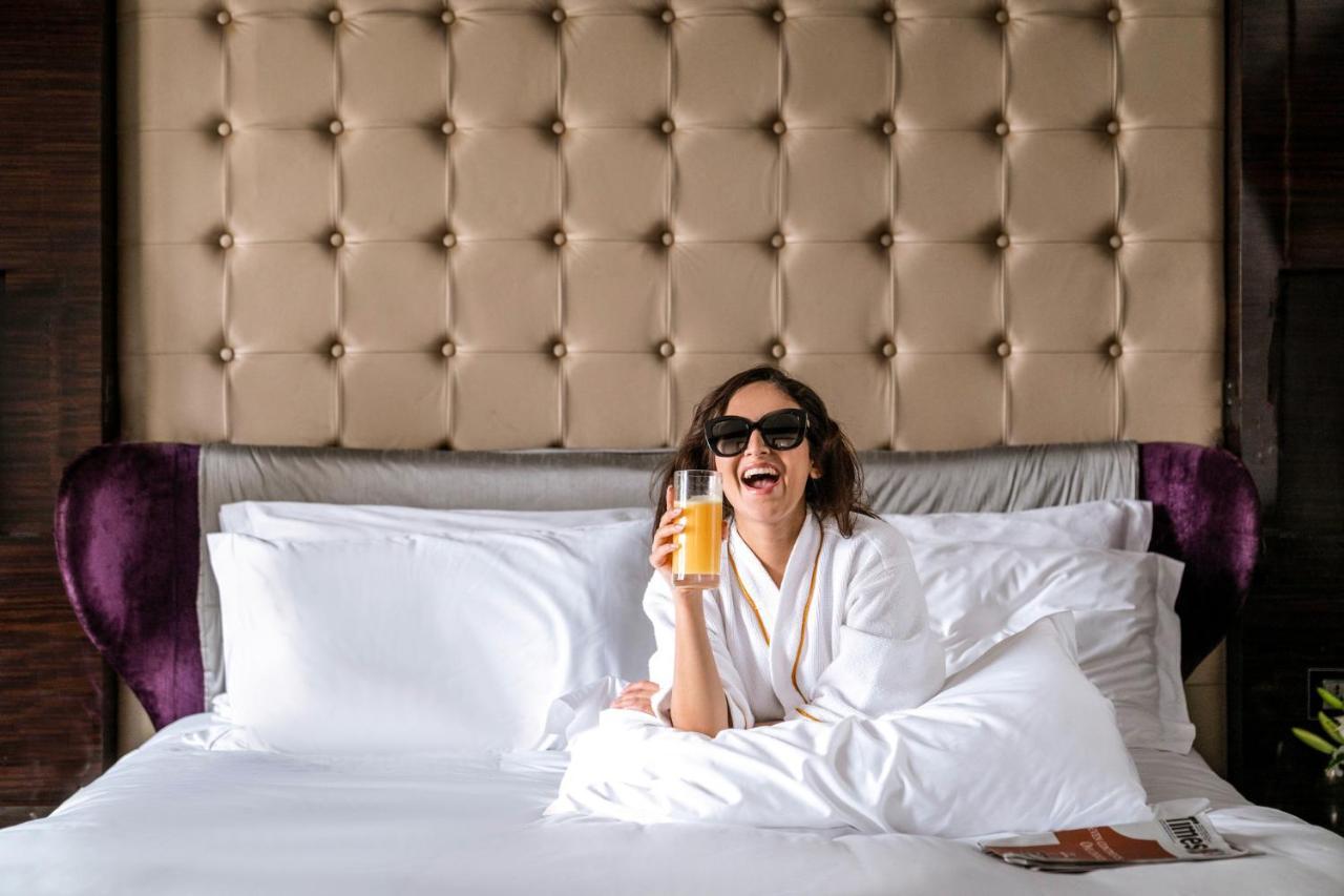 Sofitel Mumbai Bkc Hotel Luaran gambar A woman wearing a bathrobe