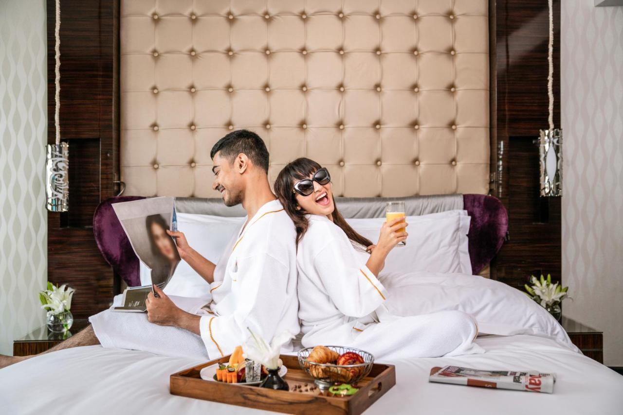 Sofitel Mumbai Bkc Hotel Luaran gambar A couple enjoying the room service at the Park