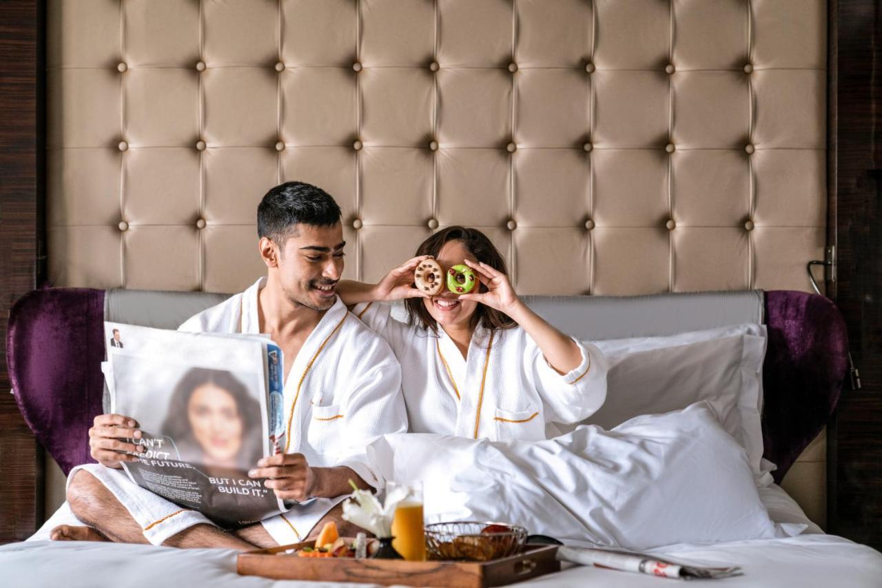 Sofitel Mumbai Bkc Hotel Luaran gambar A couple in a hotel room