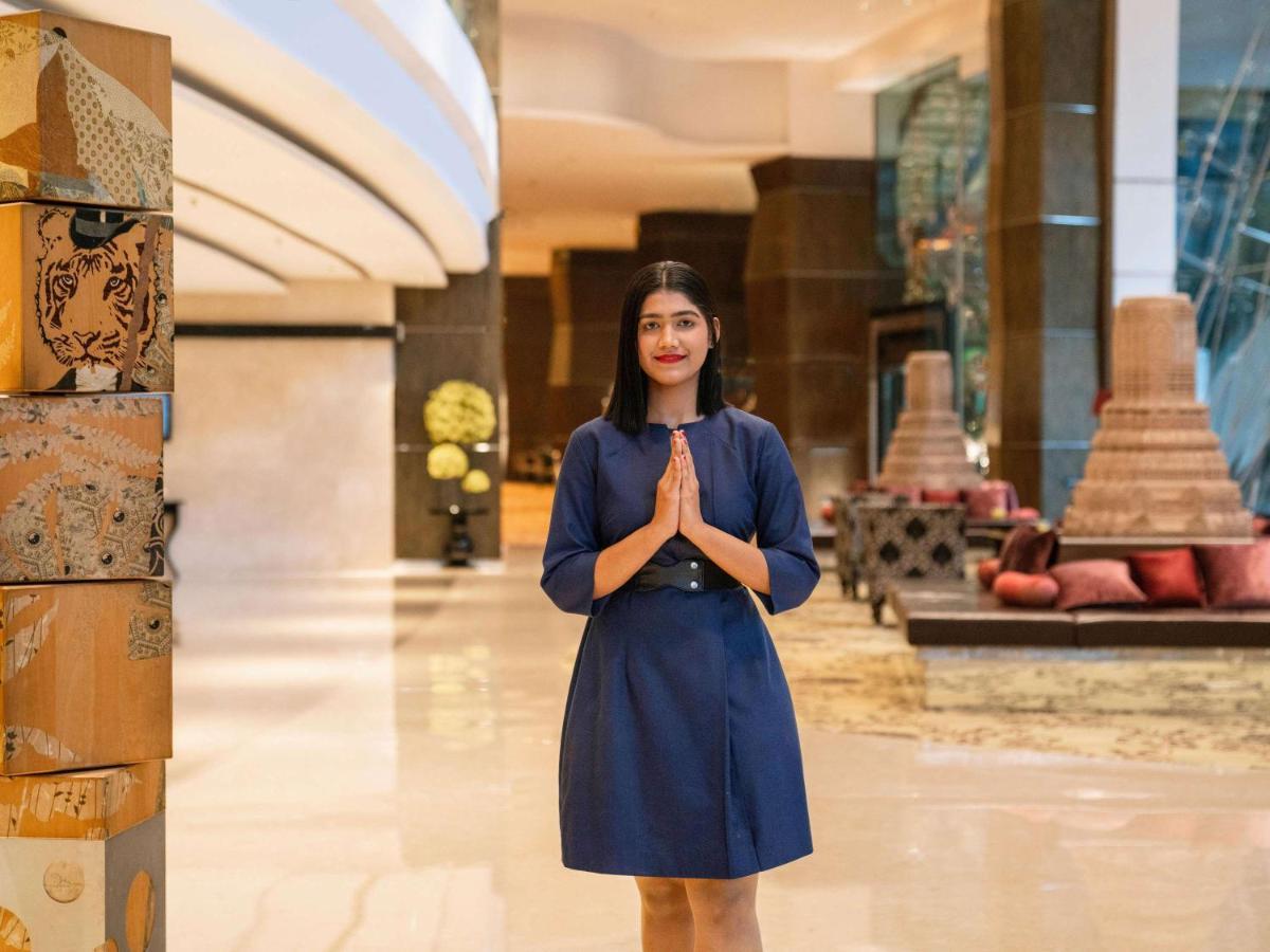 Sofitel Mumbai Bkc Hotel Luaran gambar A Thai woman greeting with the wai