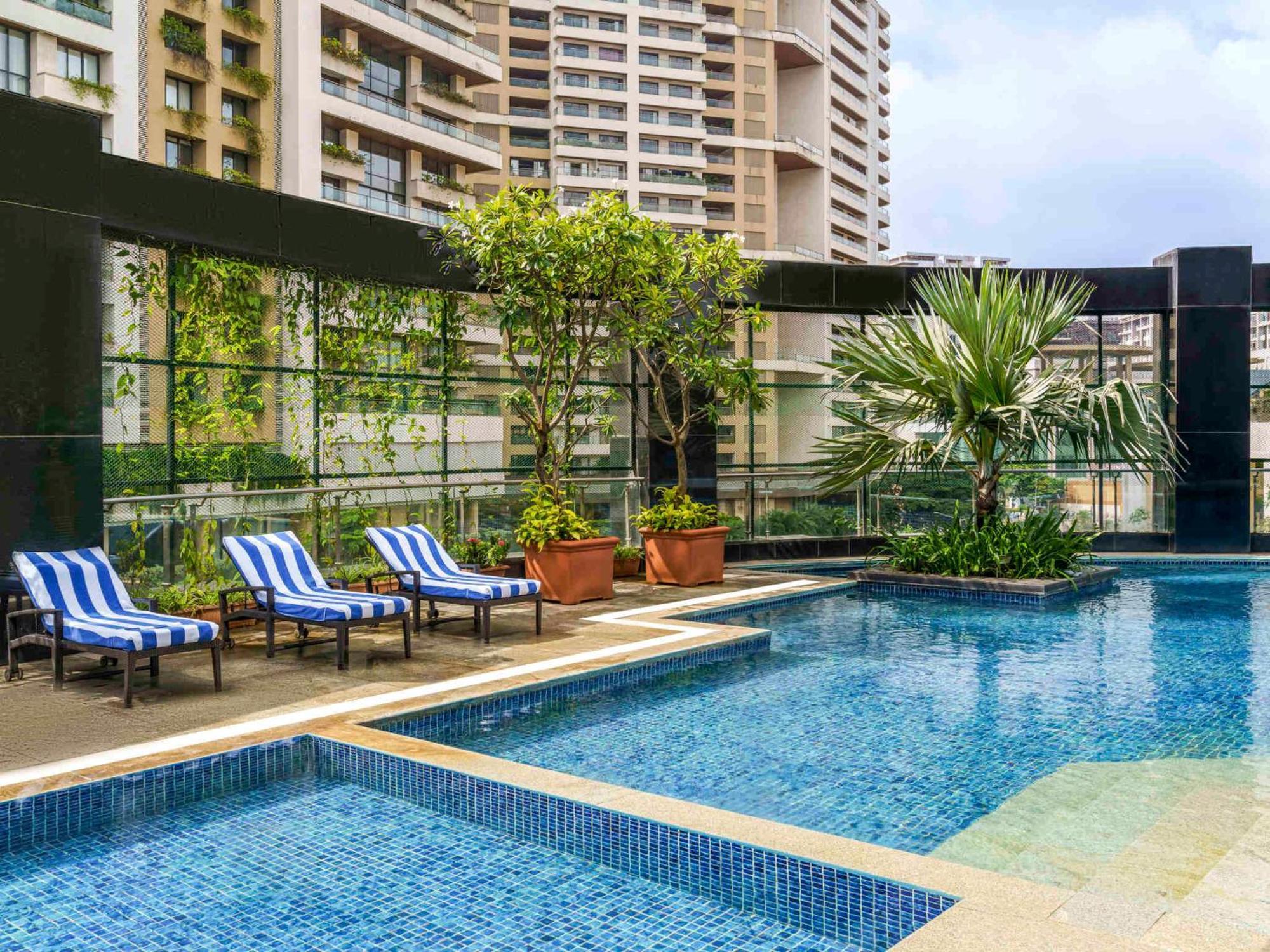 Sofitel Mumbai Bkc Hotel Luaran gambar The swimming pool at the hotel