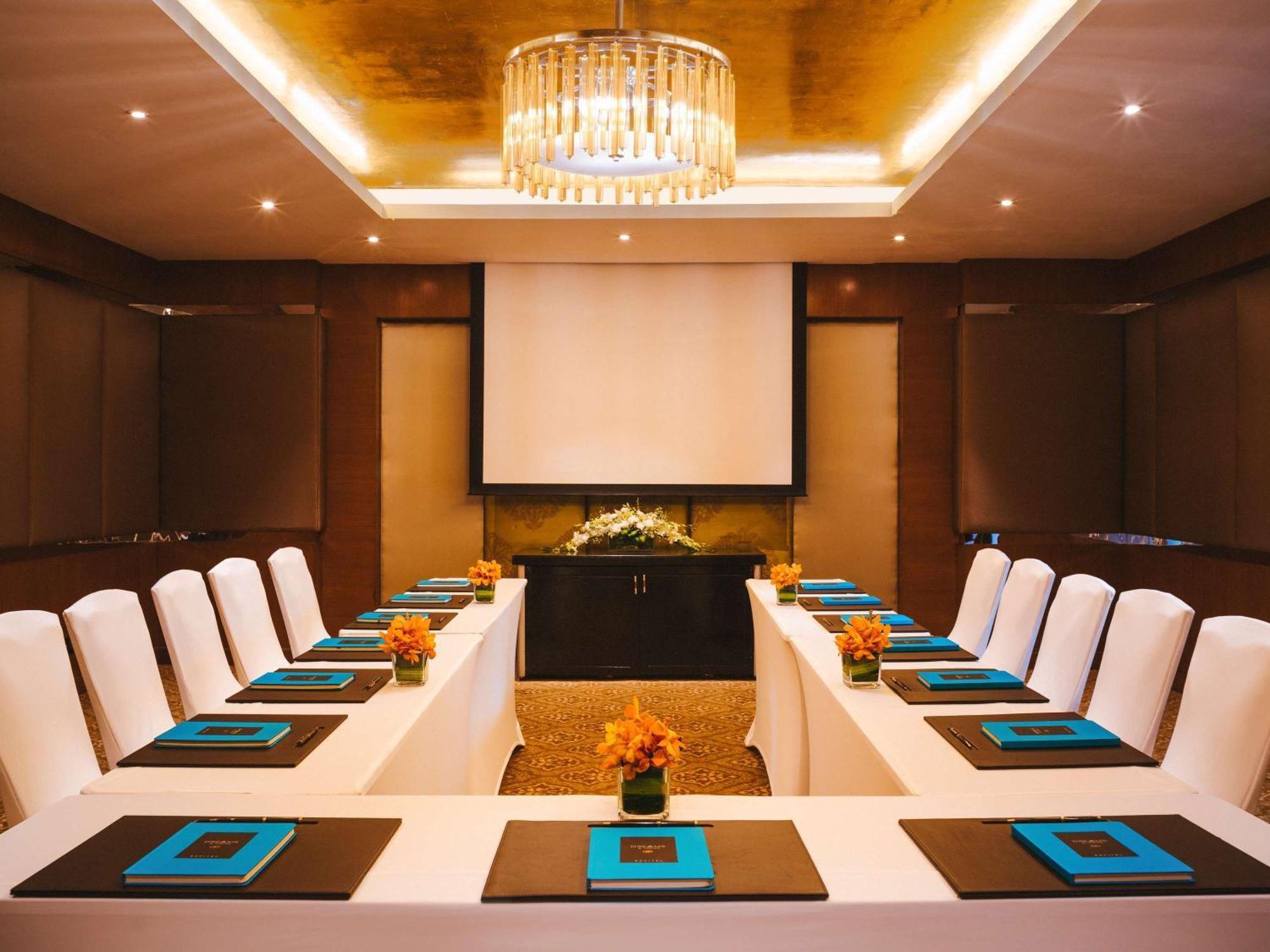 Sofitel Mumbai Bkc Hotel Luaran gambar Meeting room at the Four Seasons Hotel, Mumbai