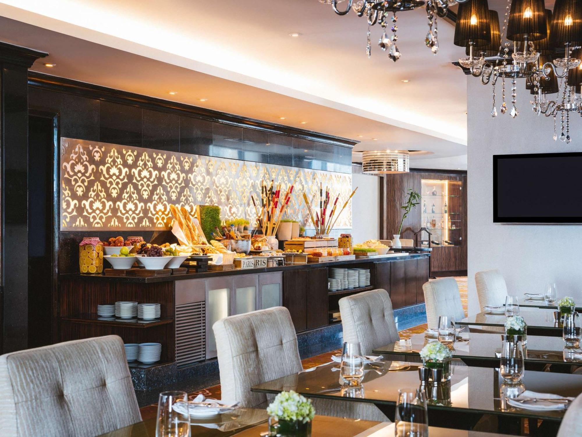 Sofitel Mumbai Bkc Hotel Luaran gambar The Club Lounge at the airport