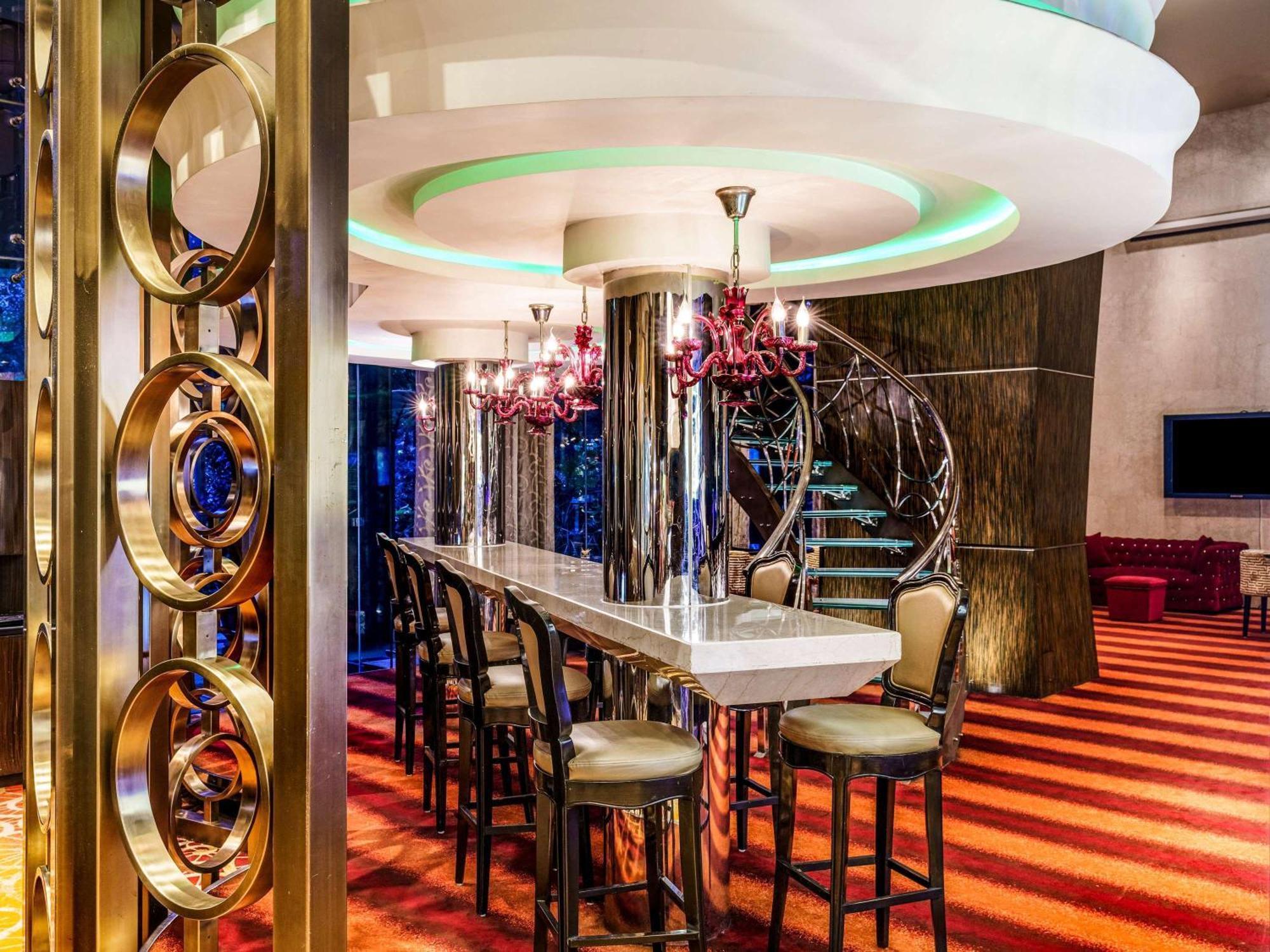 Sofitel Mumbai Bkc Hotel Luaran gambar The bar at the 39th floor